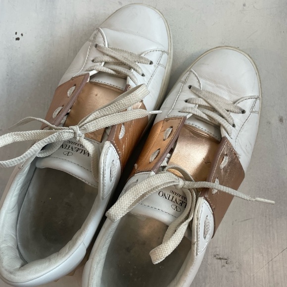 ❌SOLD❌VALENTINO White Rose Gold Leather Rockstud Low Top Sneakers - Picture 8 of 12